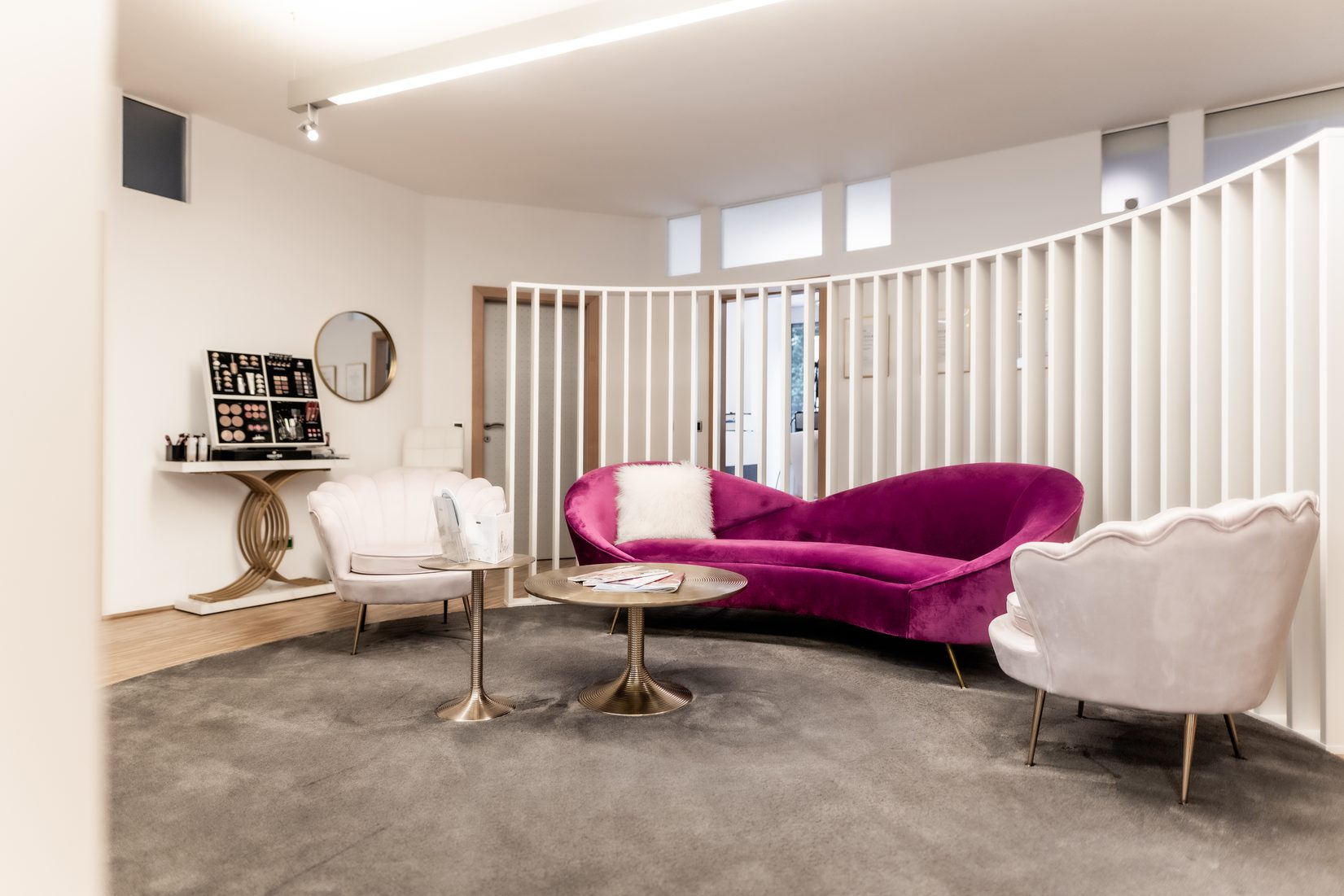 Wartebereich mit pinkem Sofa