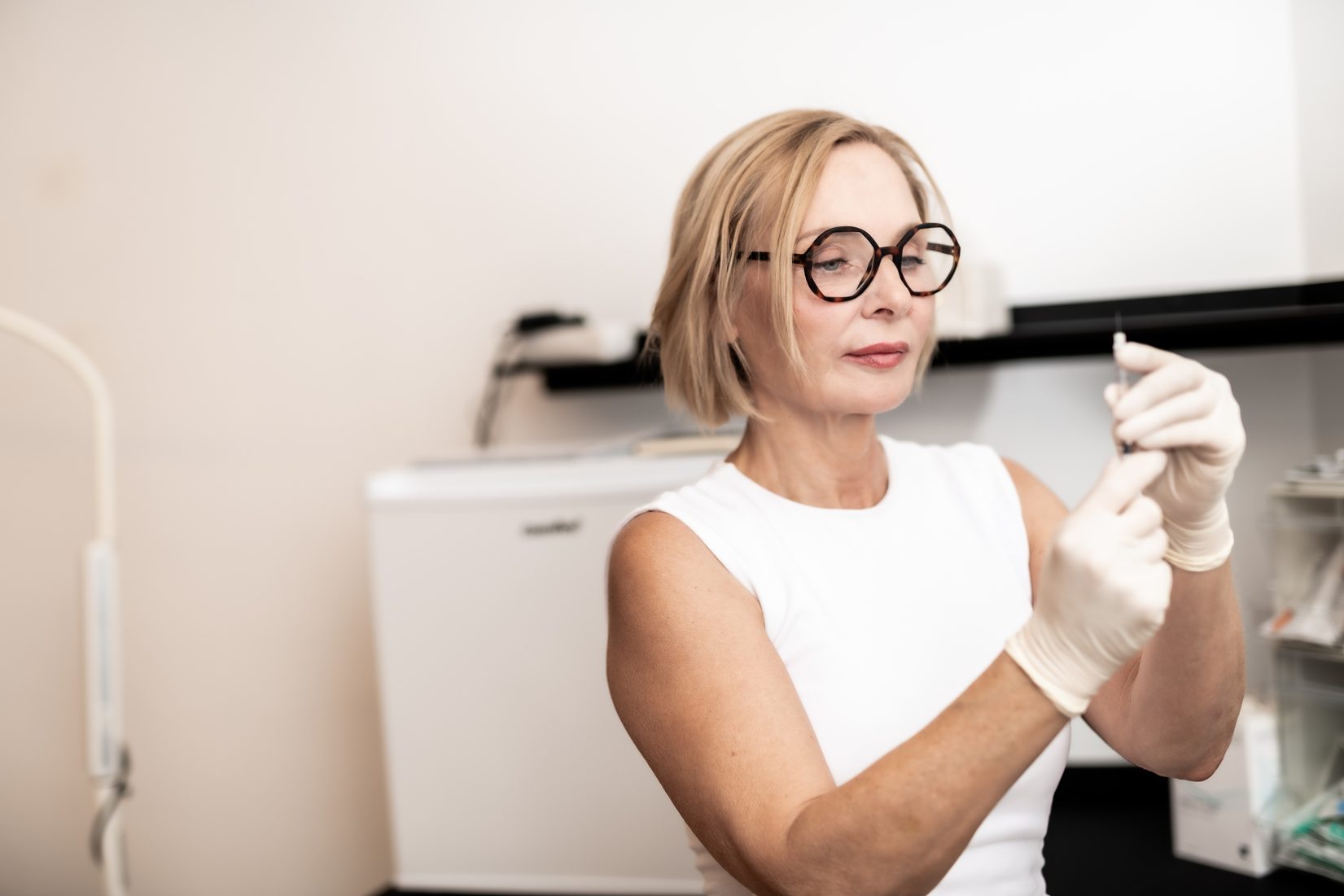 Dr. Ilse Gradwohl bereitet eine Injektion vor